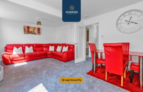 Springhill Townhouse, 3 Bedrooms, 2 Kings, 1 Single, Great Views, Newly Refurbished, Free Parking, Free Wifi, River View, Dock, View, Close to EDEN PROJECT by Sunrise Short Lets Dundee